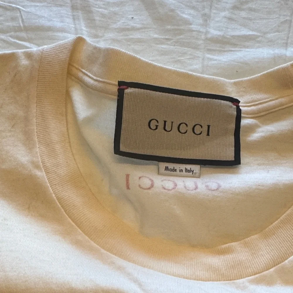Gucci Cream Graphic Tee with Red & Turquoise Cat Motif